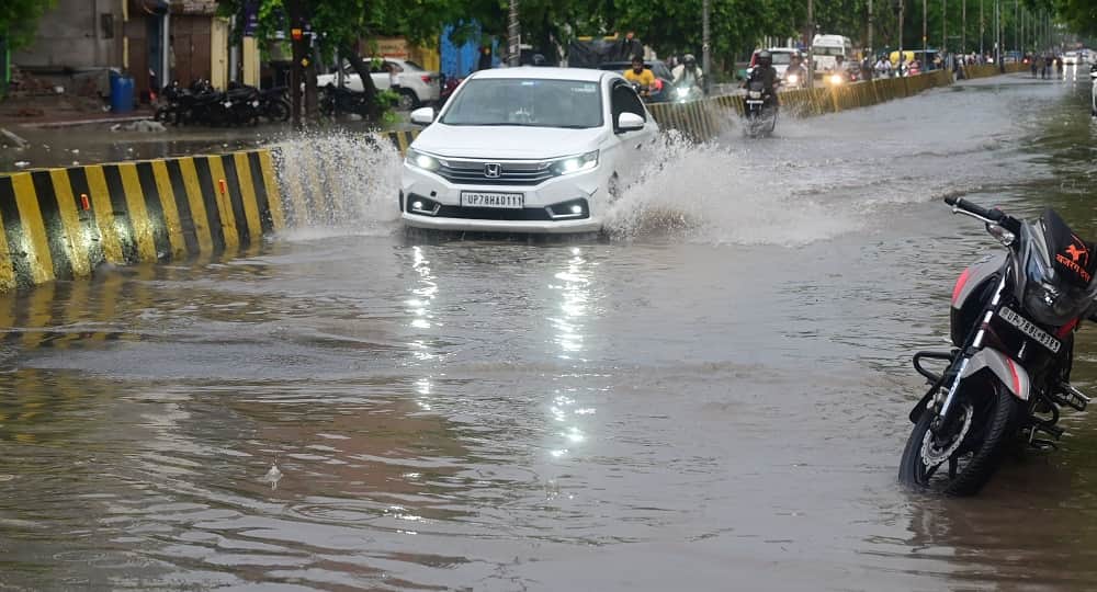 Kanpur Submerged in Rain vehicles stuck in waterlogging and traffic jams water enters homes and shops