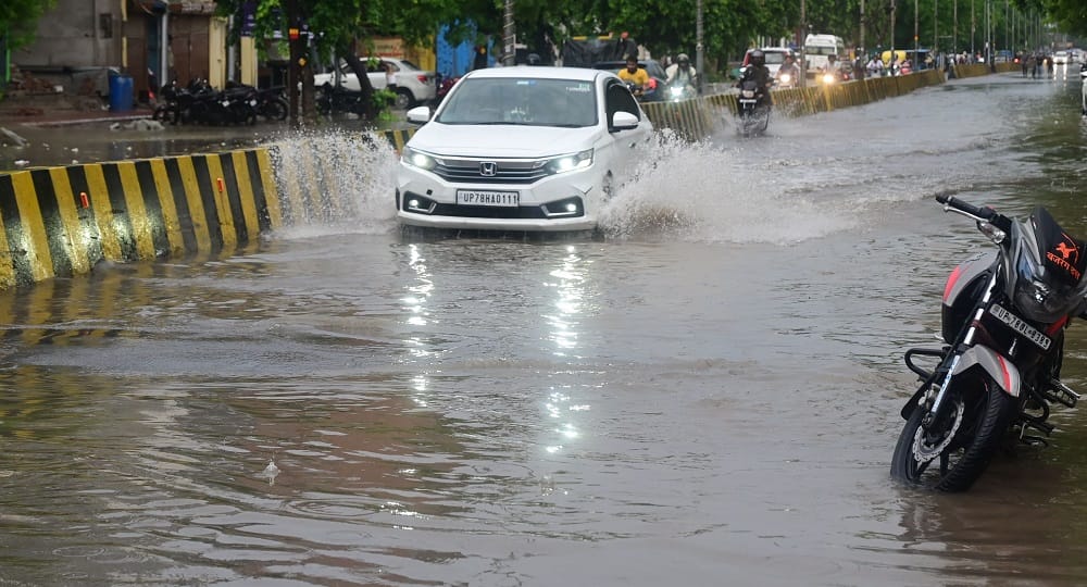 Kanpur Submerged in Rain vehicles stuck in waterlogging and traffic jams water enters homes and shops