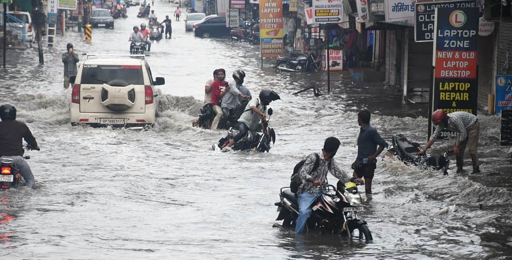 Kanpur Submerged in Rain vehicles stuck in waterlogging and traffic jams water enters homes and shops