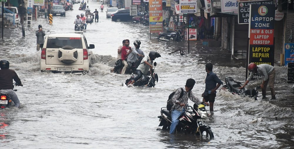 Kanpur Submerged in Rain vehicles stuck in waterlogging and traffic jams water enters homes and shops