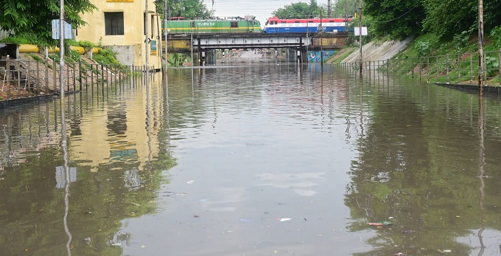Kanpur Submerged in Rain vehicles stuck in waterlogging and traffic jams water enters homes and shops