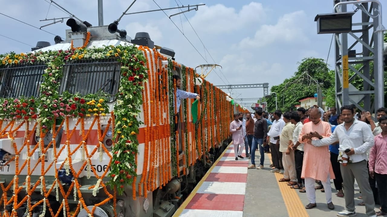 उझानी स्टेशन से रवाना हुई कासगंज-ऐशबाग एक्सप्रेस