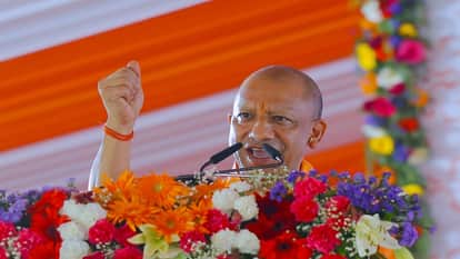 मंच से सभा को संबोधित करते सीएम योगी आदित्यनाथ।