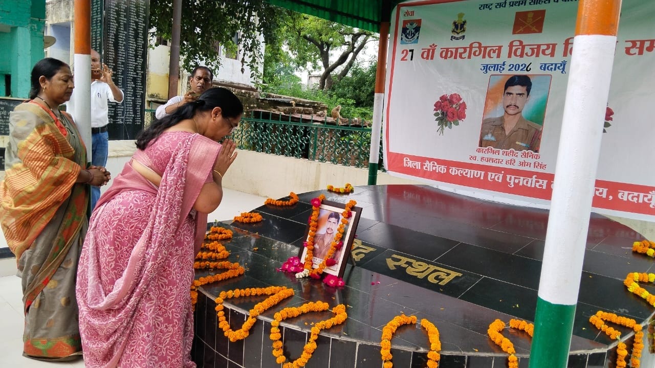 शहीद हरिओम को नमन करते परिजन