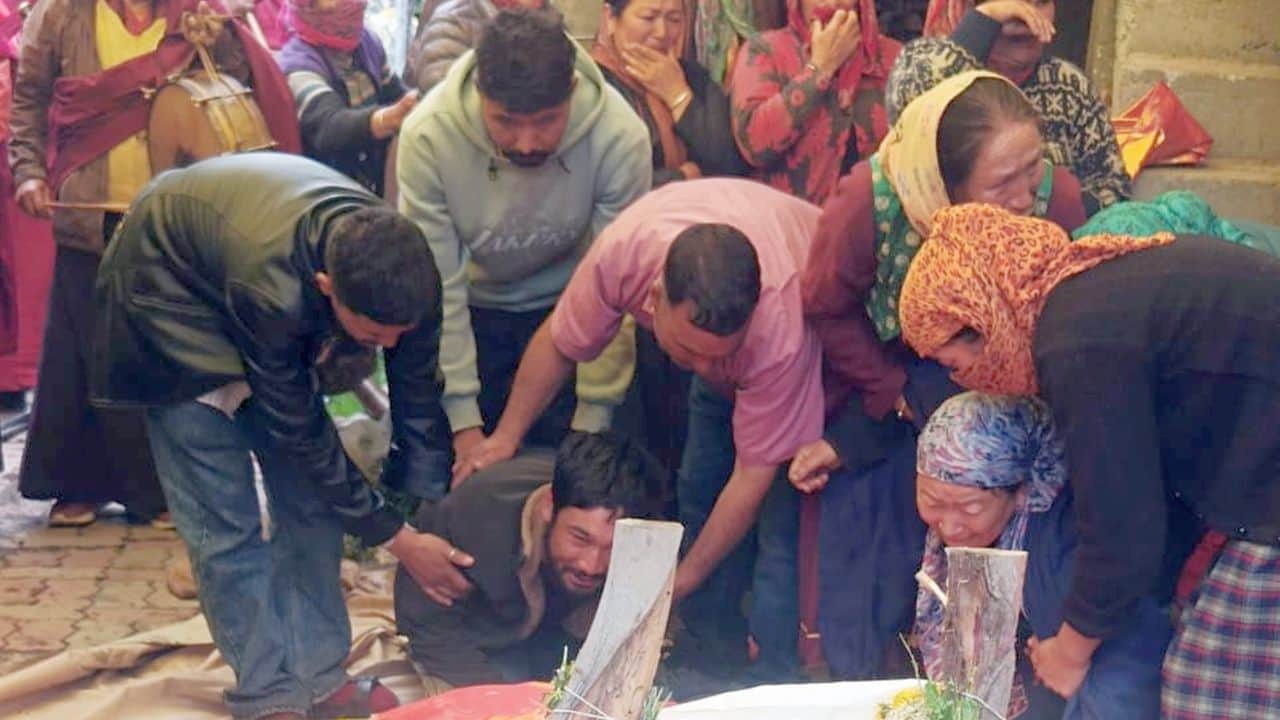 मासूम बिटिया और धर्मपत्नी की जब अर्थी उठी तो छेरिंग दोरजे फूट-फूटकर रो पड़े।
