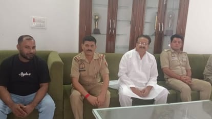 नसीम अहमद और उनके आवास में मौजूद पुलिसकर्मी।