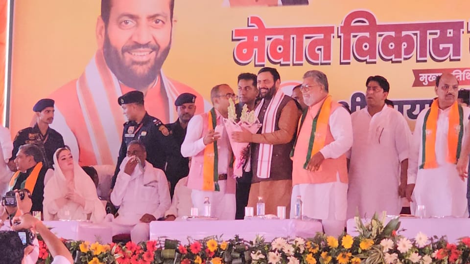 पुनहाना रैली में मंचसीन सीएम नायब सिंह सैनी व अन्य भाजपा नेता