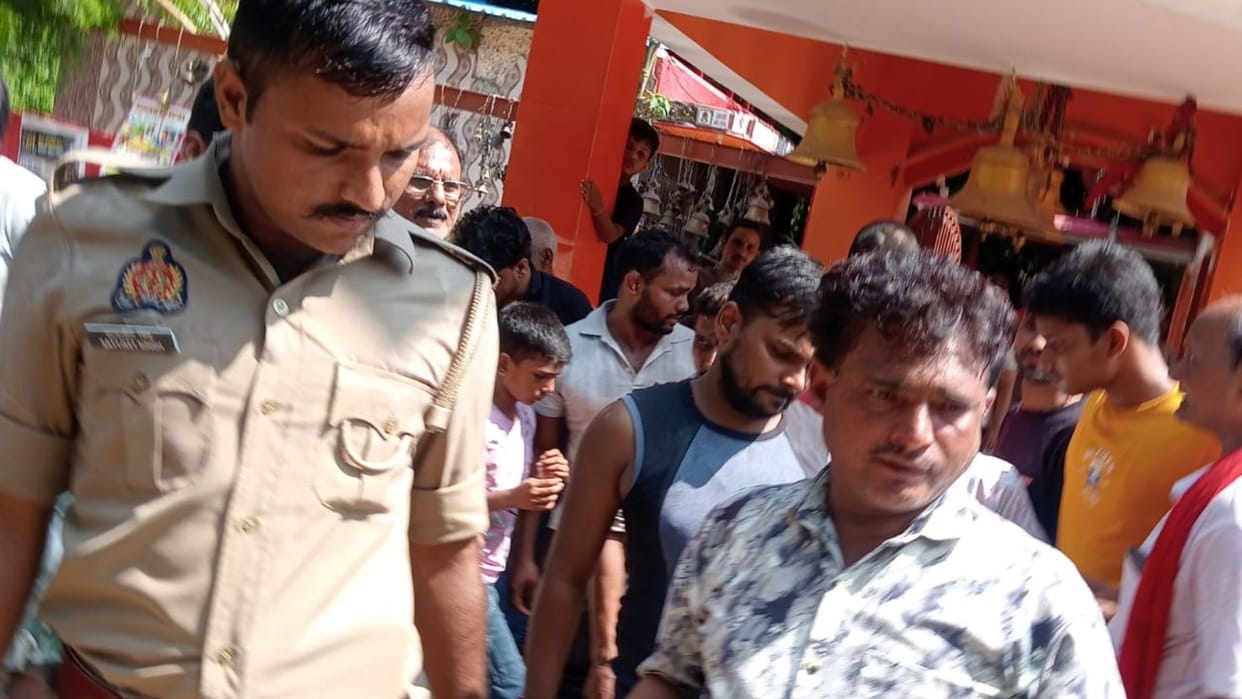 Varanasi Attempted theft broad daylight Ramlal Brahm Baba Temple accused nabbed priest alertness FIR registere