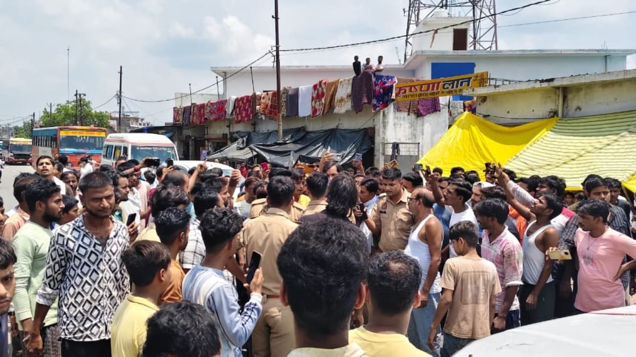 Car hits e-rickshaw carrying devotees returning from Temple woman dies and five injured in Lakhimpur kheri