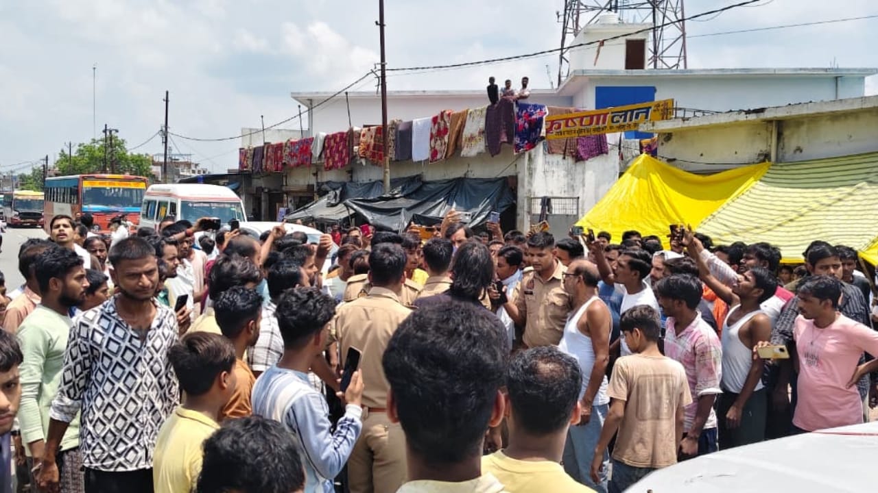 हादसे के बाद मौके पर जुटी भीड़