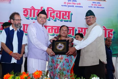 सीएम धामी ने वीर नारियों का किया सम्मान
