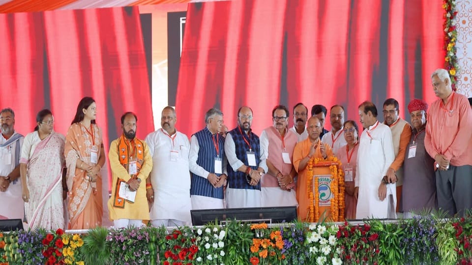CM Yogi Adityanath Visits Agra, Unveils 342 Crore Development Projects During Public Rally