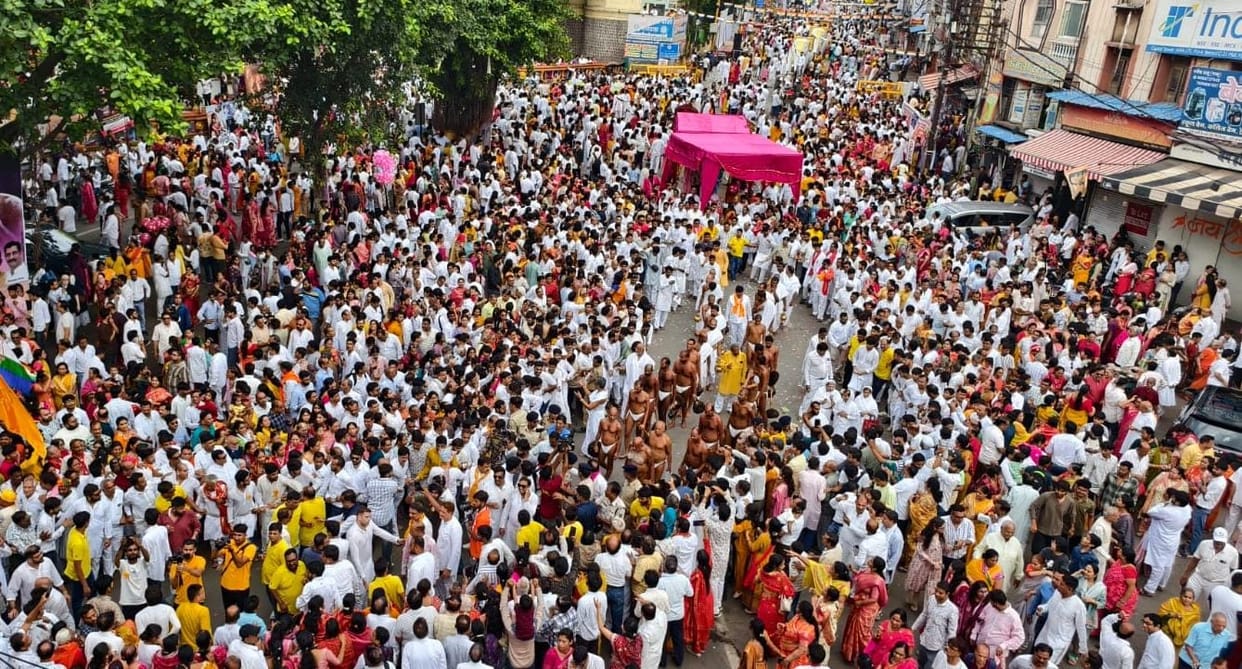 Indore News: Jain Saint Sudhasagar Maharaj makes a ceremonial entry into Indore; thousands from the community