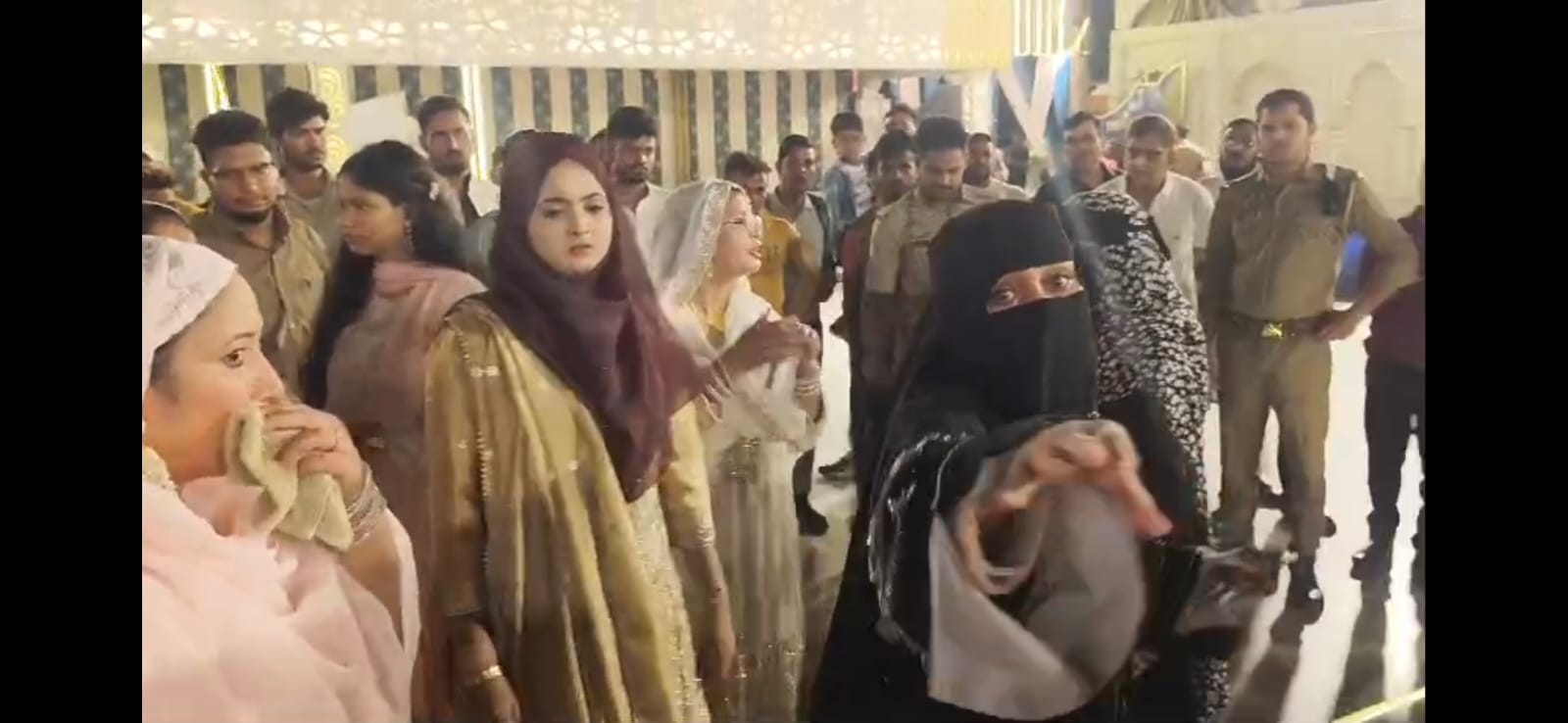 kanpur-chakeri-second-marriage-stopped-by-first-wife-marriage-lawn-hangama
