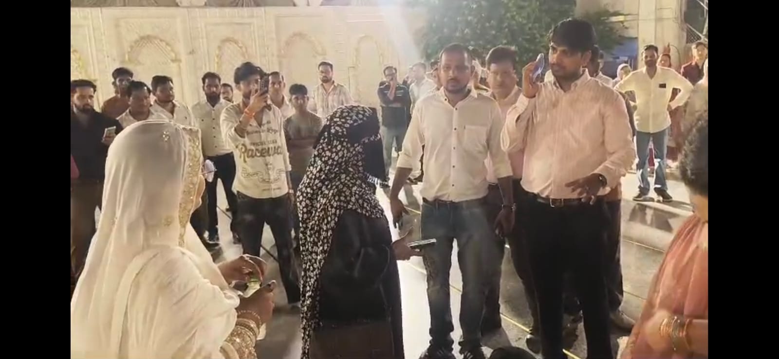 kanpur-chakeri-second-marriage-stopped-by-first-wife-marriage-lawn-hangama