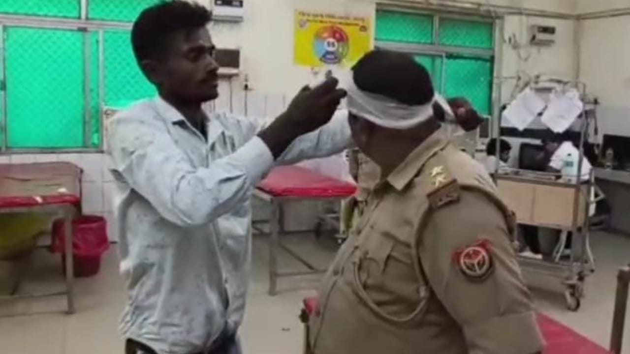 अस्पताल में उपचार कराते घायल दरोगा