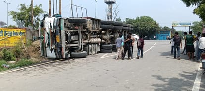 ट्रक पलटने से हादसा