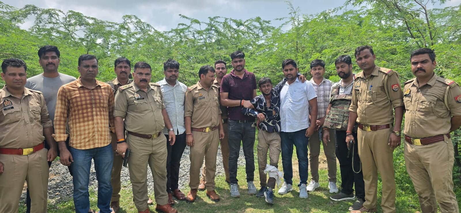 दो आरोपी पुलिस मुठभेड़ में गिरफ्तार