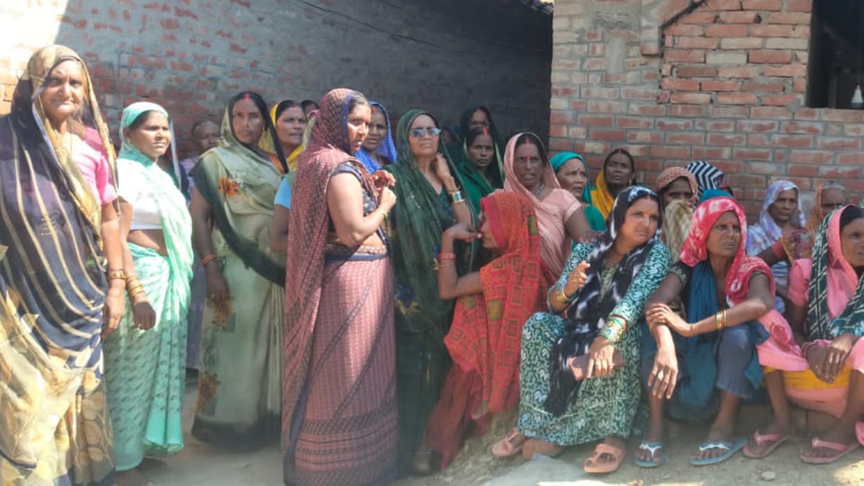 Mother jumps pond with two sons and daughter wrapped saree two die little one saved his life in azamgarh