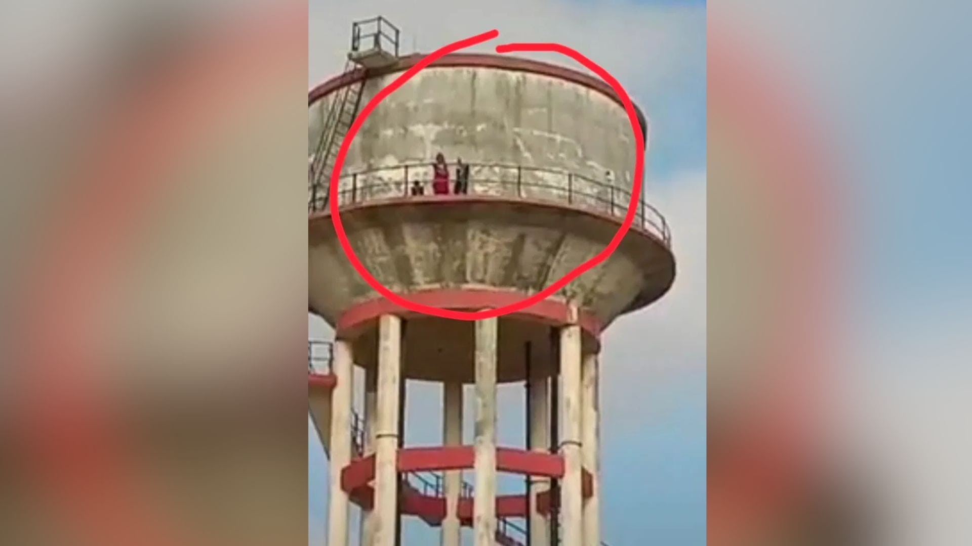 दौसा फर्जी रजिस्ट्री कराने के विरोध में टंकी पर चढ़ी महिला