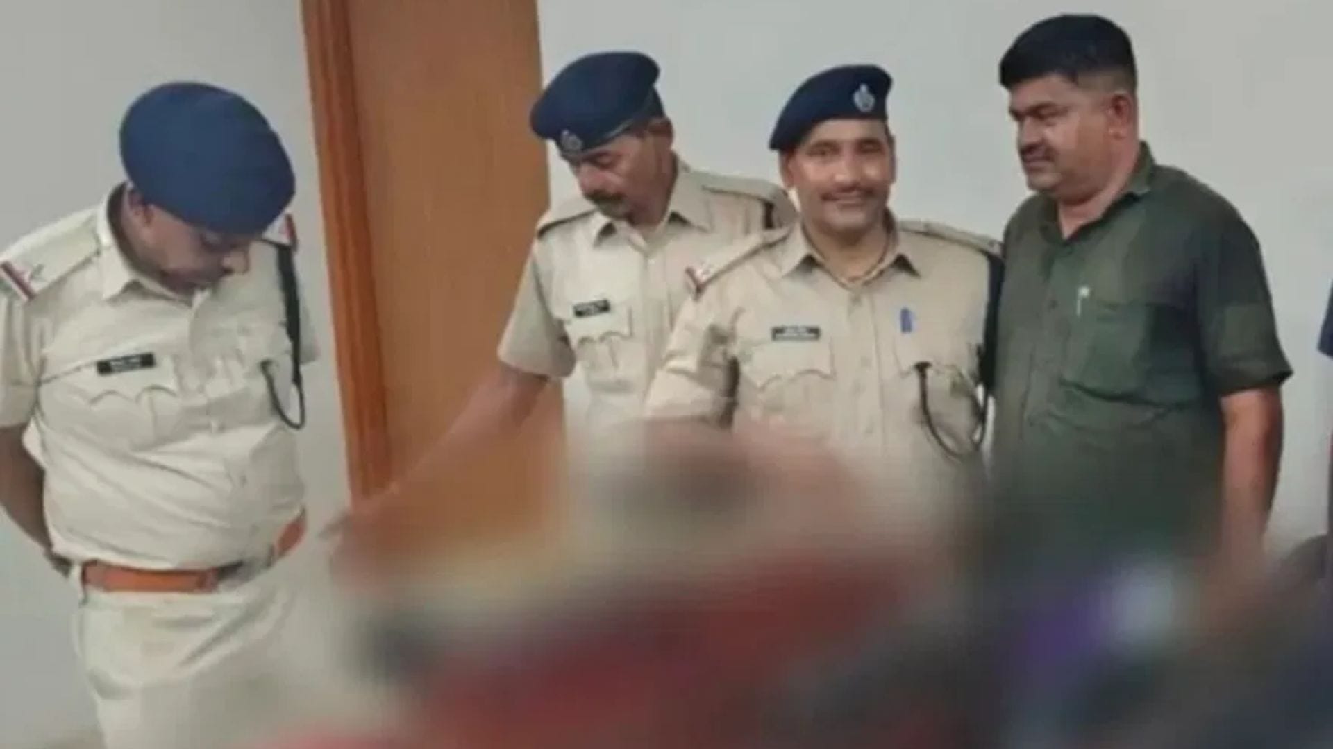 दौसा में ट्रेन से जब्त की शराब