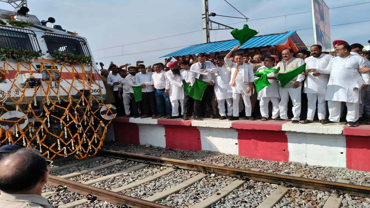 Kasganj-Aishbagh Express flagged off journey from Terai to Lucknow made easier