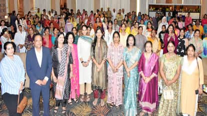 स्त्री शक्ति समृद्धि कार्यक्रम में महिलाएं और विशेषज्ञ धीरज डीन