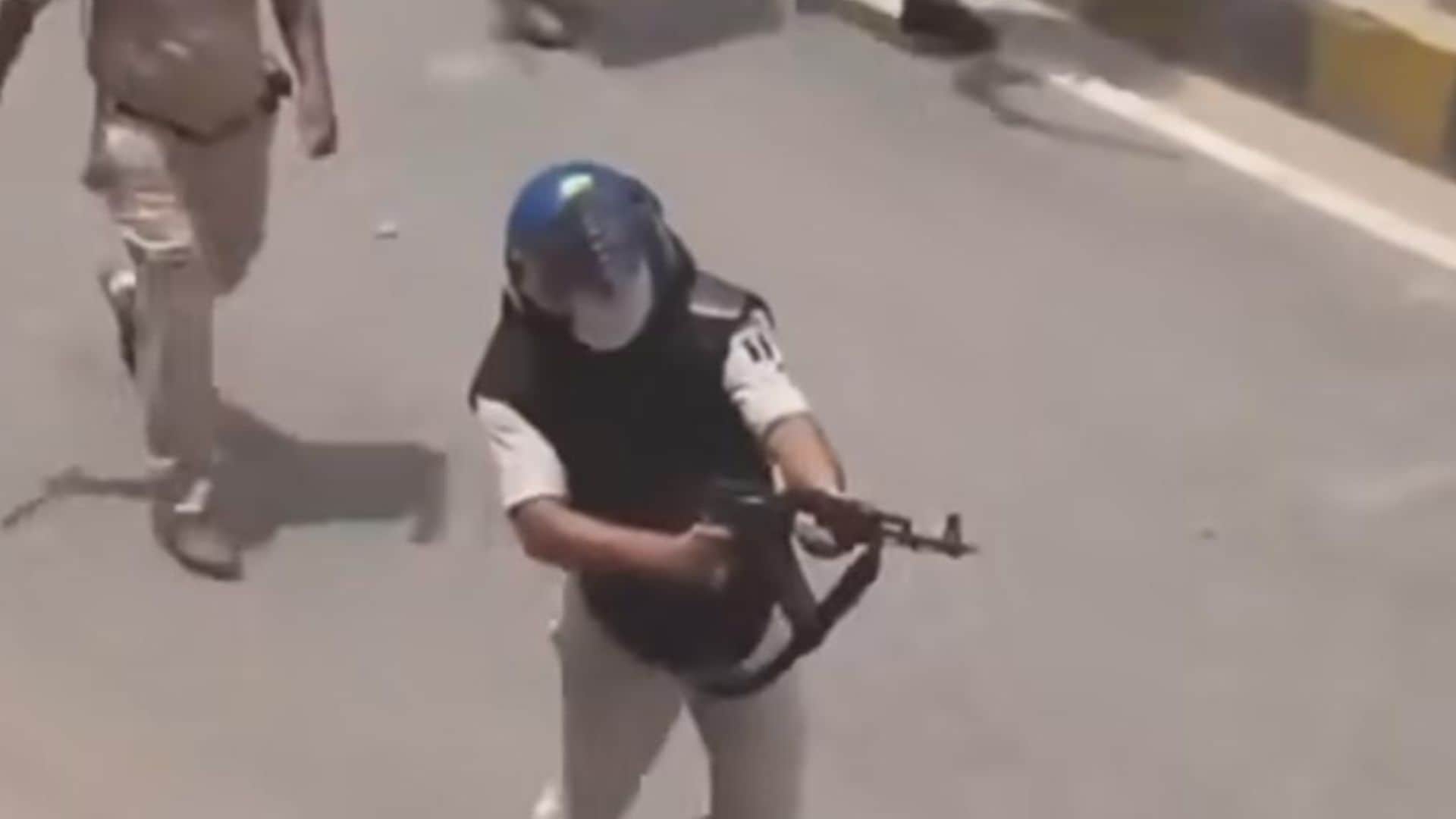 AK47 चलाने वाला पुलिसकर्मी सस्पेंड