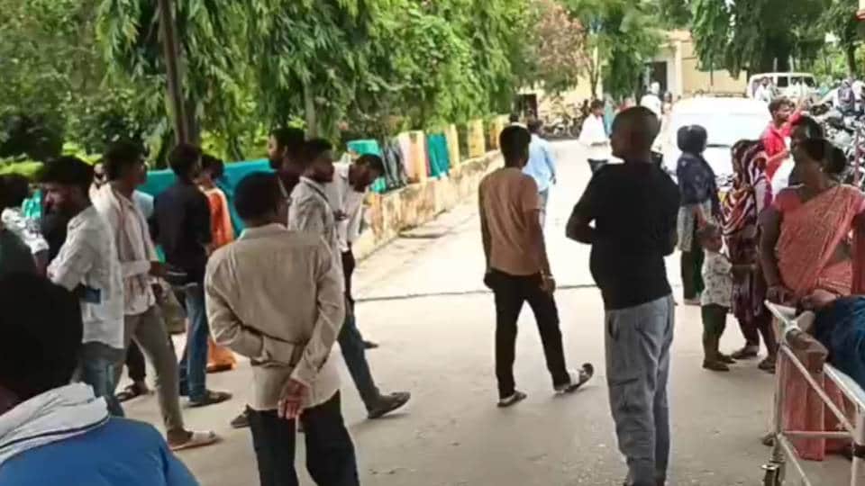 अस्पताल में मौजूद परिजन।