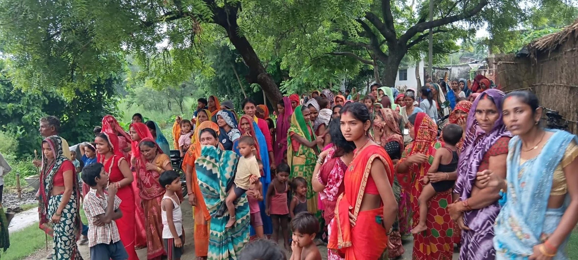 नहर में दो बच्चों की डूबकर मौत के बाद बिलखते परिजन व जमा लोग।