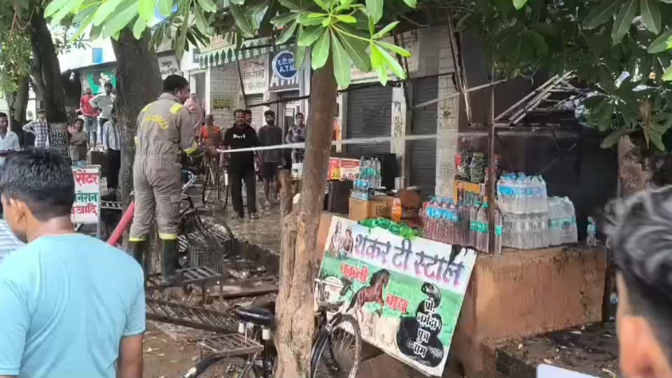 चाय की दुकान में गैस सिलेंडर फटा
