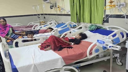 अस्पताल में चल रहा बच्चों का इलाज