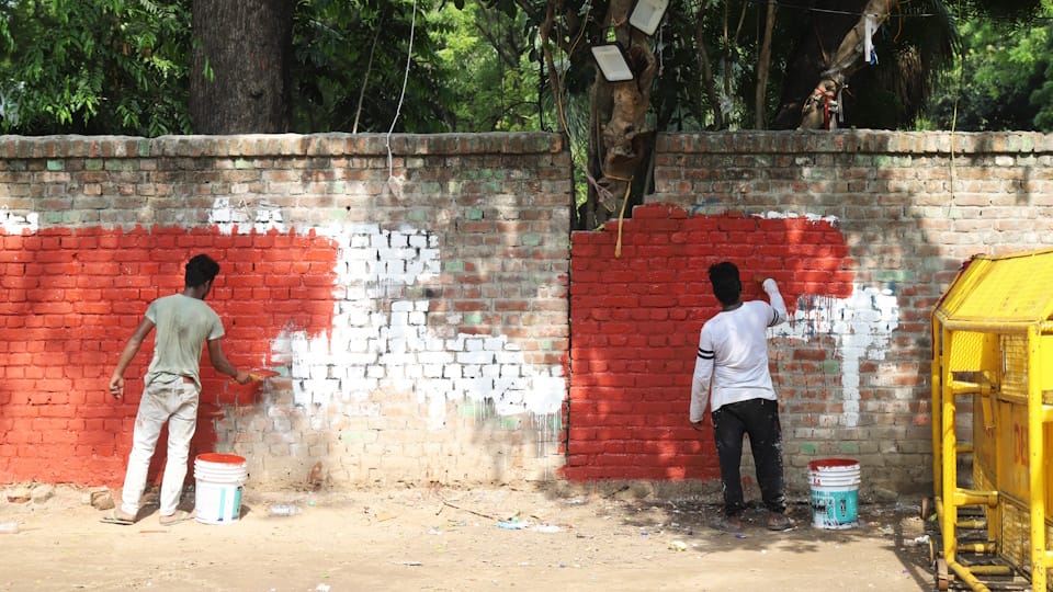 CJP Protest End Lutyens Delhi returns to normal; signs of the protest erased from walls