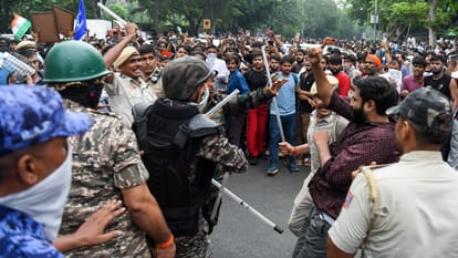 नीट प्रदर्शन