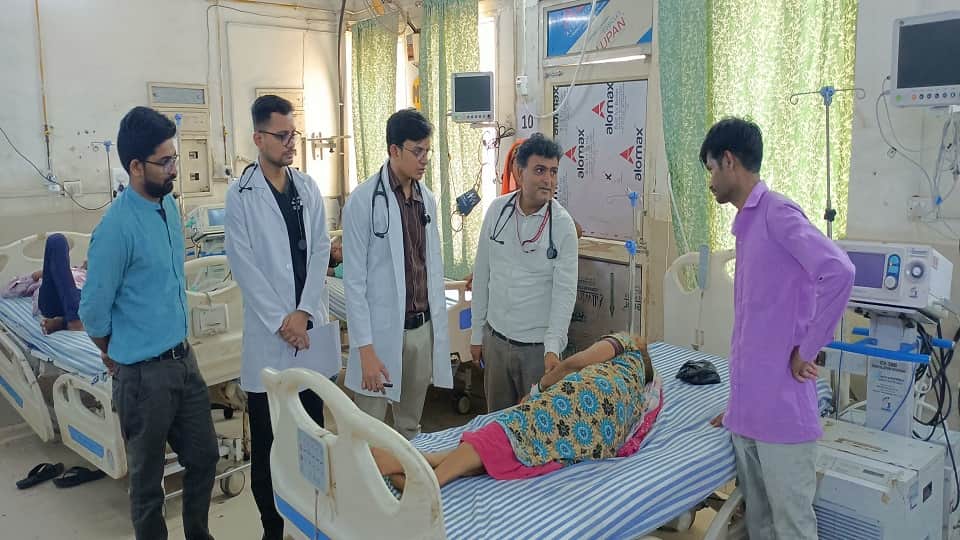 डॉ. चंद्रप्रकाश गौतम मरीज को देखते हुए