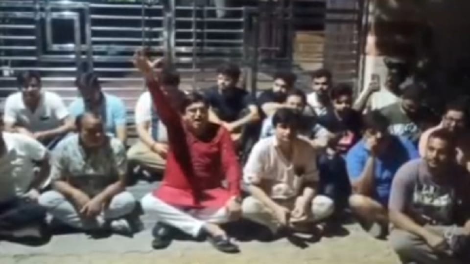 डॉ. संजीव बालियान के आवास पर हंगामा।