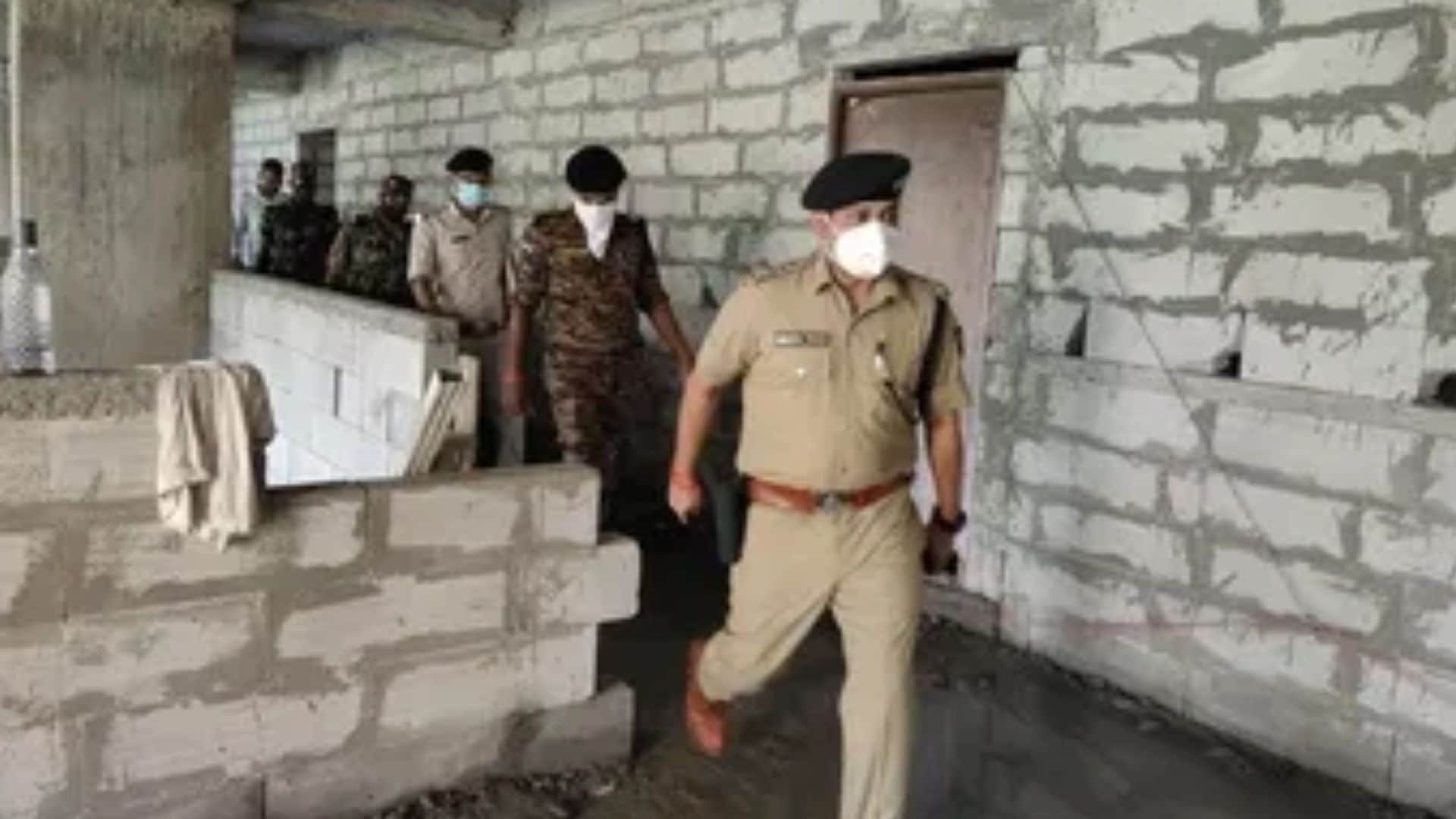 एसपी मौके पर जांच पड़ताल करते हुए