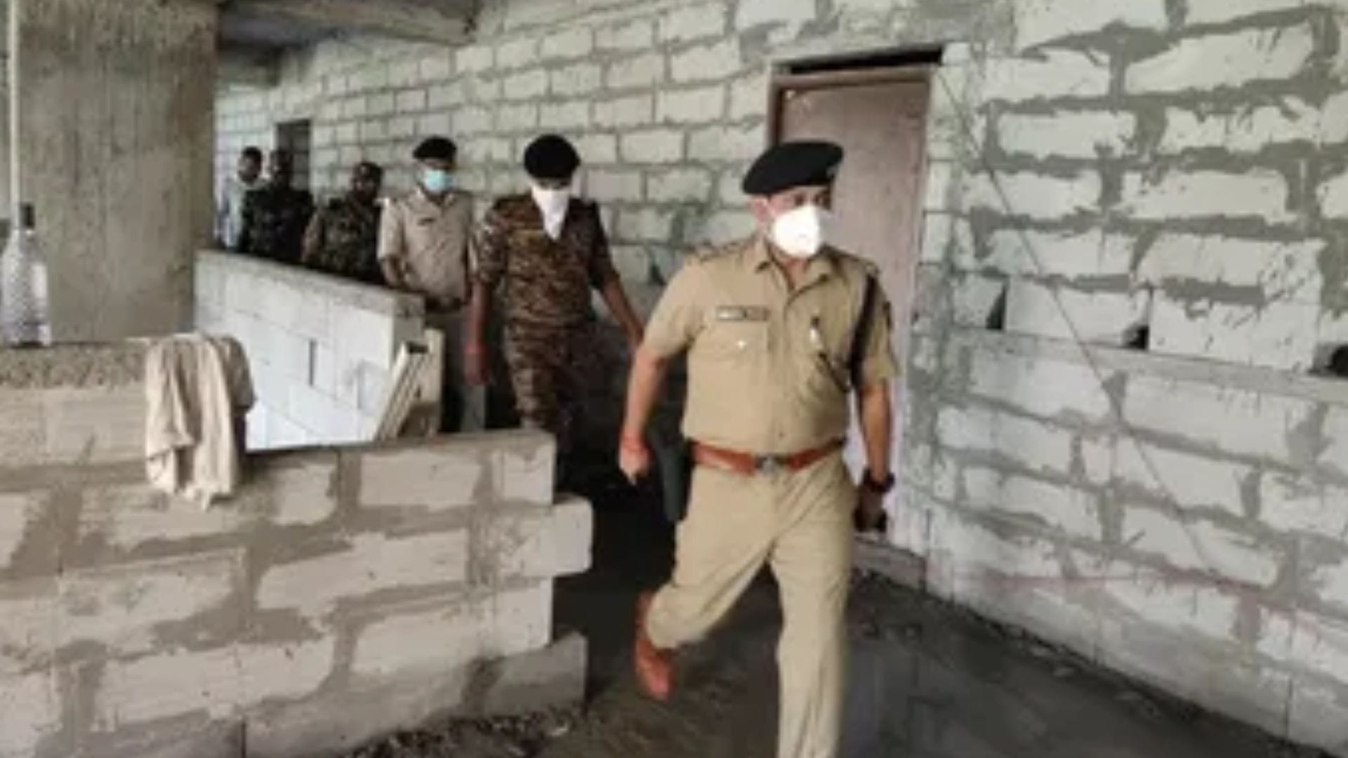 एसपी मौके पर जांच पड़ताल करते हुए