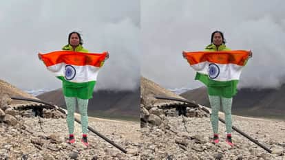 फतह करने के बाद भारतीय झंडा दिखाती सबिता महतो