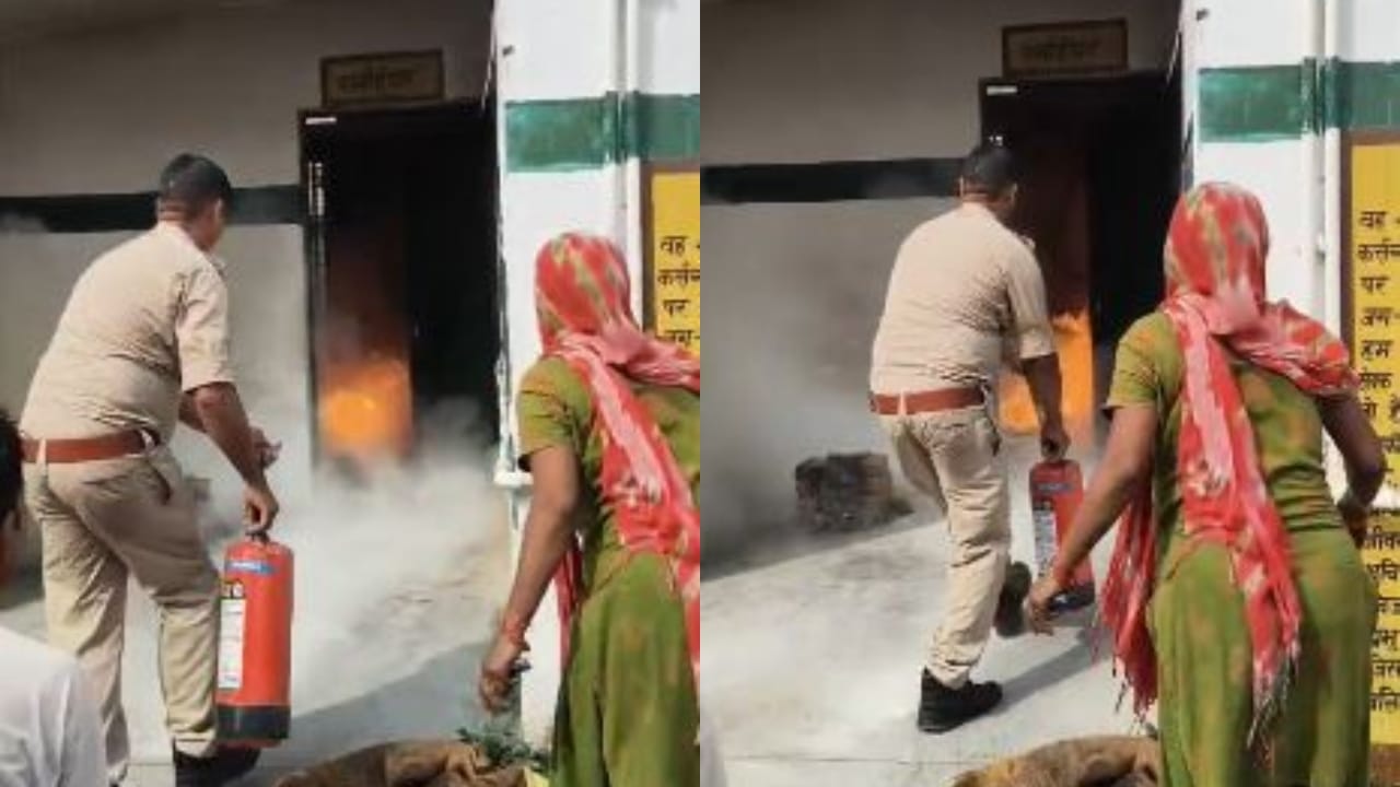 सिपाहियों ने अग्निशमन यंत्र से बुझाई आग