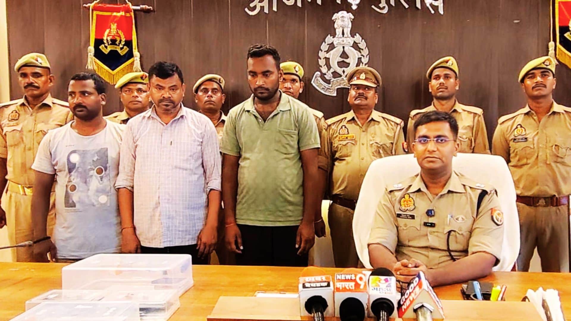 गिरफ्तार लोगों की जानकारी देती पुलिस।