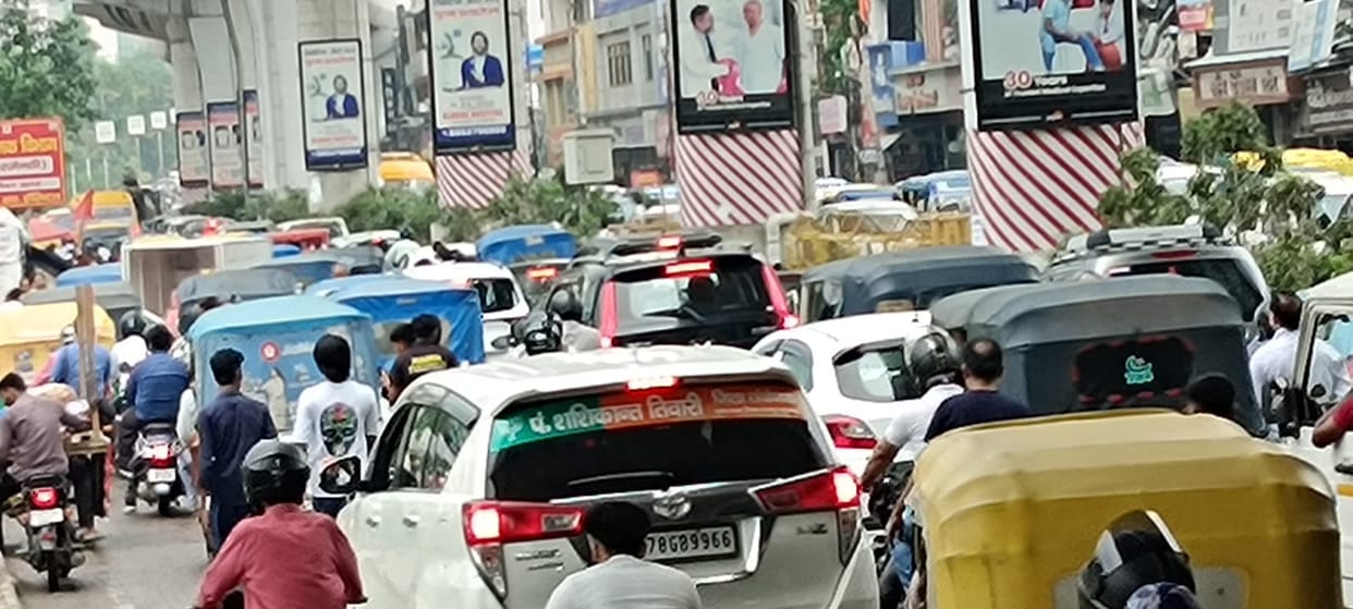 Kanpur Autos and e rickshaws barred from passing in front of the hotel traffic police implement diversion