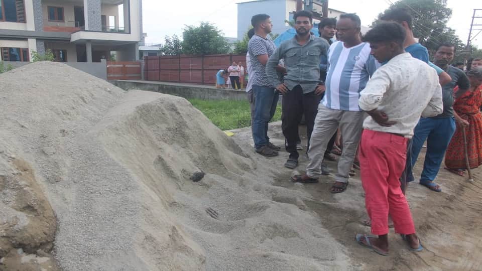 Pawan dies after being crushed by sand falling from a dumper in haldwani
