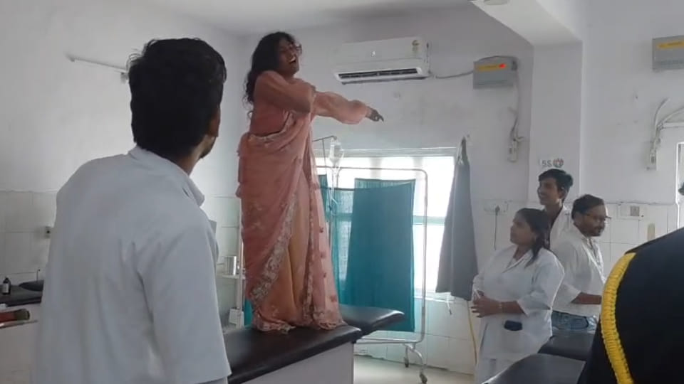 इलाज के दौरान महिला ने किया हंगामा