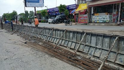 कुबेरपुर के पास हाईवे का डिवाइडर बनाते हुए एनएचएआईकर्मी