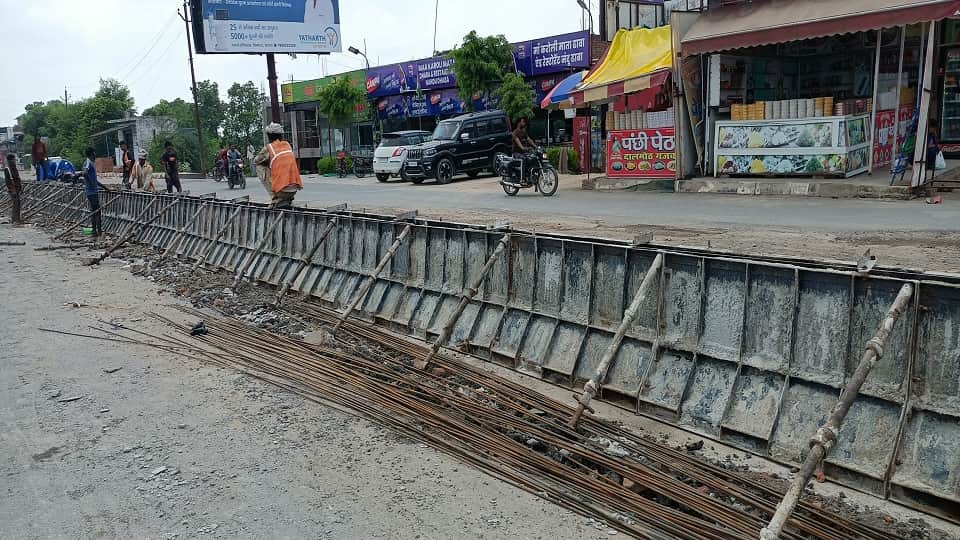 कुबेरपुर के पास हाईवे का डिवाइडर बनाते हुए एनएचएआईकर्मी