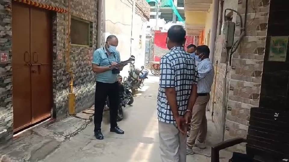 माैके पर जांच करती टीम।