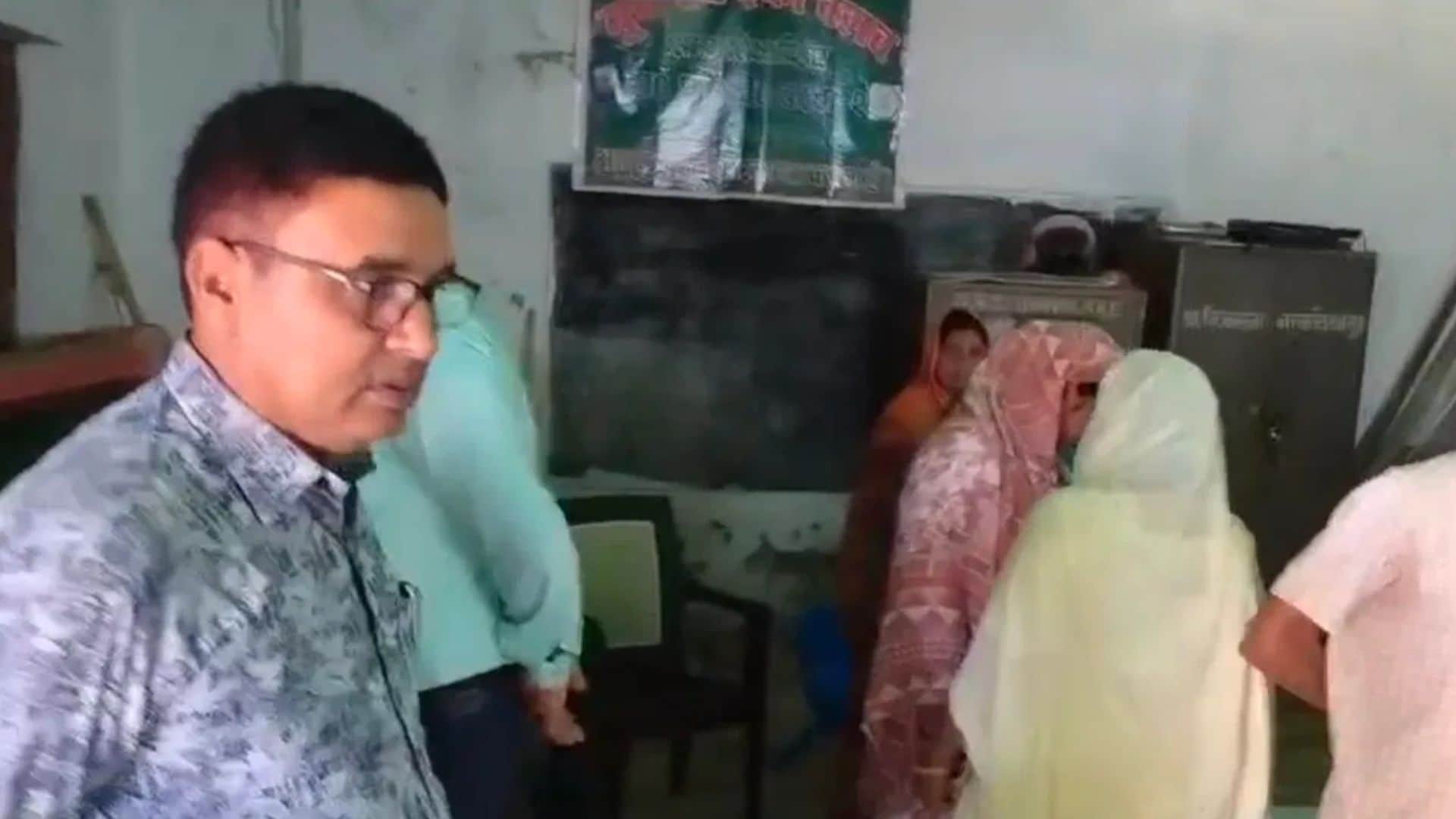 मामले में पूछताछ करते बीईओ