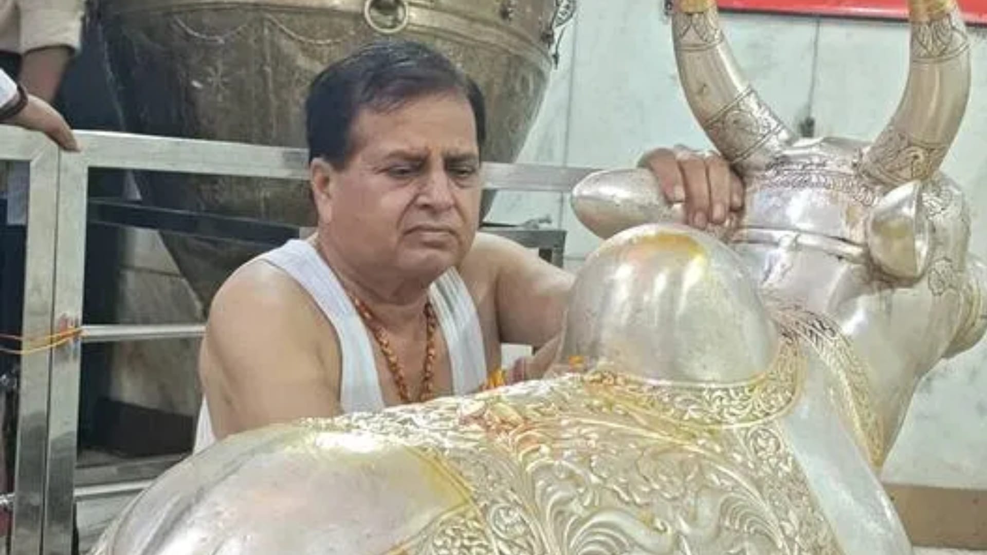 नन्दी की सफाई करते सुशील वशिष्ठ