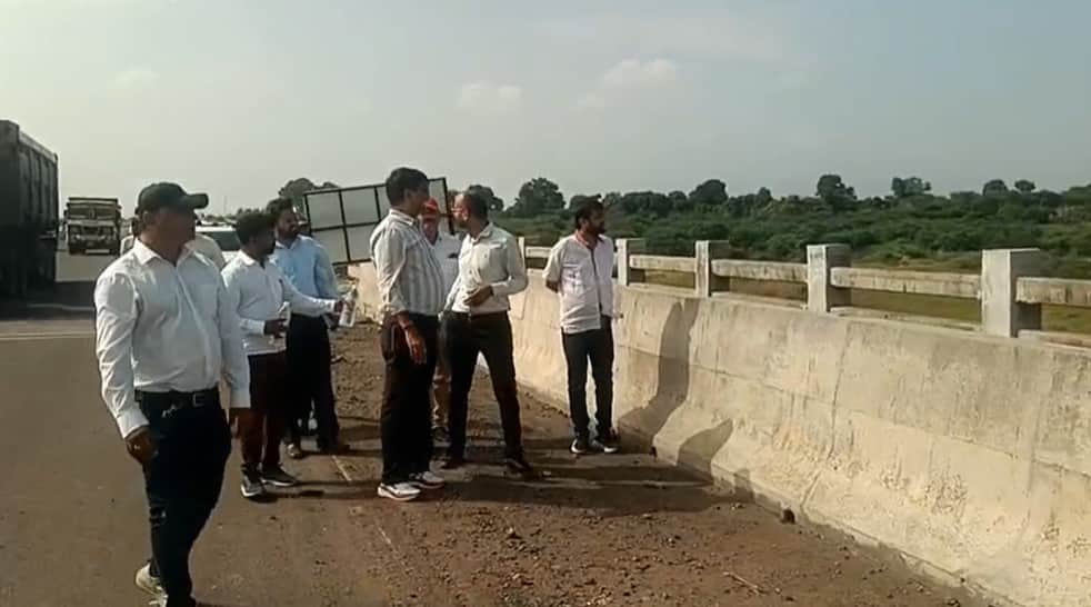 निरीक्षण करते अधिकारी